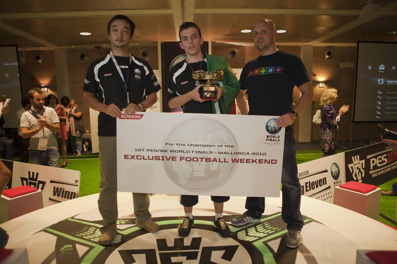 [30/09/2010] Im exklusiven Interview plaudert Videogameszone.de mit Seabass und Jon Murphy. Bild: Seabass und Murphy mit dem Gewinner der PES-2010-Finals.