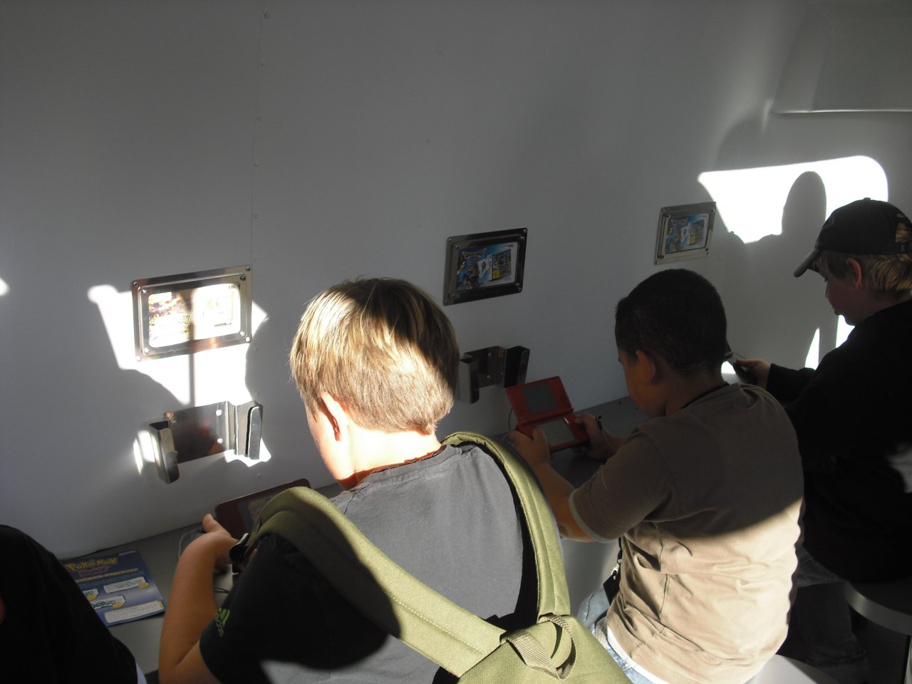 [11/10/2010] Hier seht ihr den neuen Truck von innen. Es gab knapp ein Dutzend Spielstationen.
