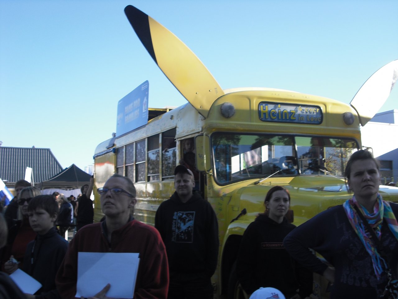 [11/10/2010] Der Pikachu-Truck von vorne.