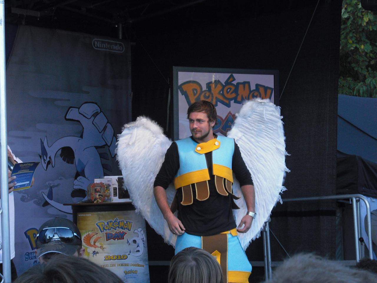 [11/10/2010] Die Glücksfee des großen Gewinnspiels trug ein Dragon Quest Kostüm.