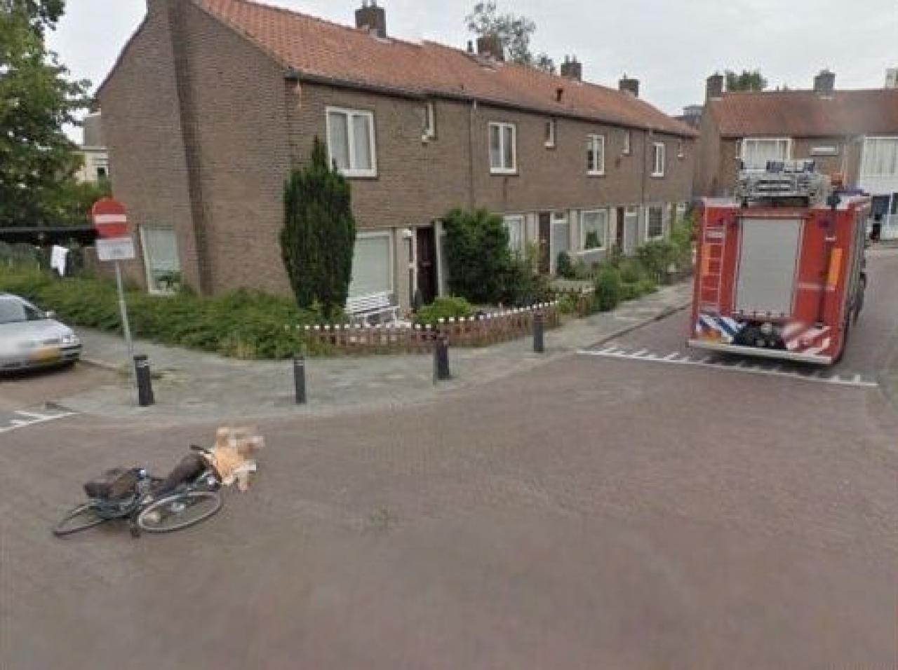 [01/10/2010] Diese Frau wurde tatsächlich von dem Feuerwehrauto erfasst, hat sich aber nicht verletzt. Das Foto wurde trotzdem aus Streetview entfernt.