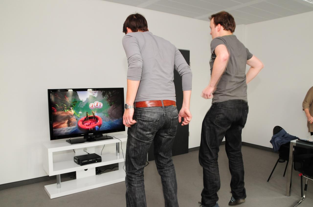 [04/11/2010] Kinect Adventures - Das Spiel liegt dem Kinect-Paket bei und bietet coole Party-Spiele. Teils gibt es Probleme bei der Bewegungserkennung. Allein macht dieses Spiel kaum Spaß. Zum Ausprobieren und Angefixt werden von Kinect reichts allemal. 