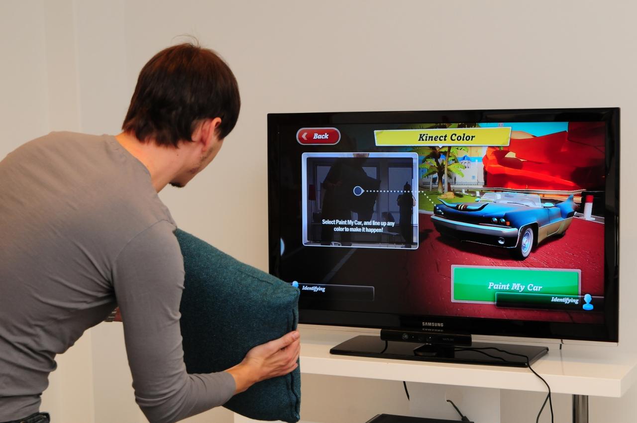 [04/11/2010] Kinect Joy Ride - Autorennen mit leeren Händen gesteuert. Gas geben und Bremsen erledigt das Spiel allein. Gegenstände dürfen gescannt werden, euer Auto färbt sich dann entsprechend. Wir spielen dennoch lieber mit Lenkrad.