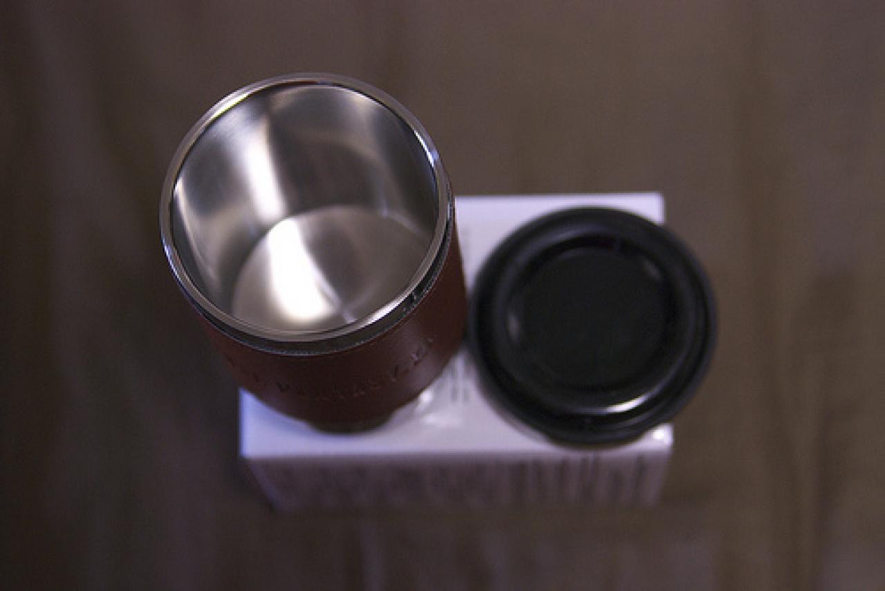 [08/11/2010] ... den Kaffee-Becher, der aus billigem Material gefertigt wurde ...