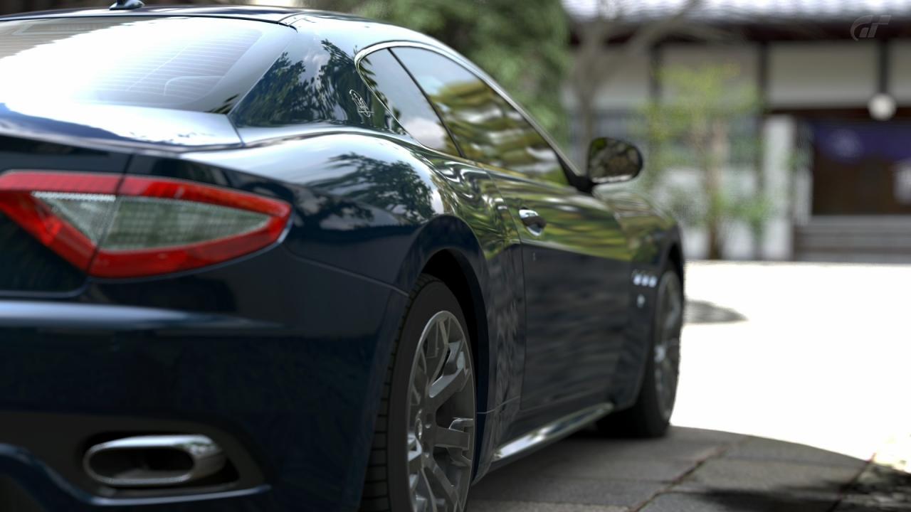 [30/11/2010] Gran Turismo 5 hat in dieser Woche ein großes Update spendiert bekommen. Das GT5 Spec 2.0-Update fügt unter anderem vereinfachte Cockpitansichten bei den Standard-Autos hinzu.