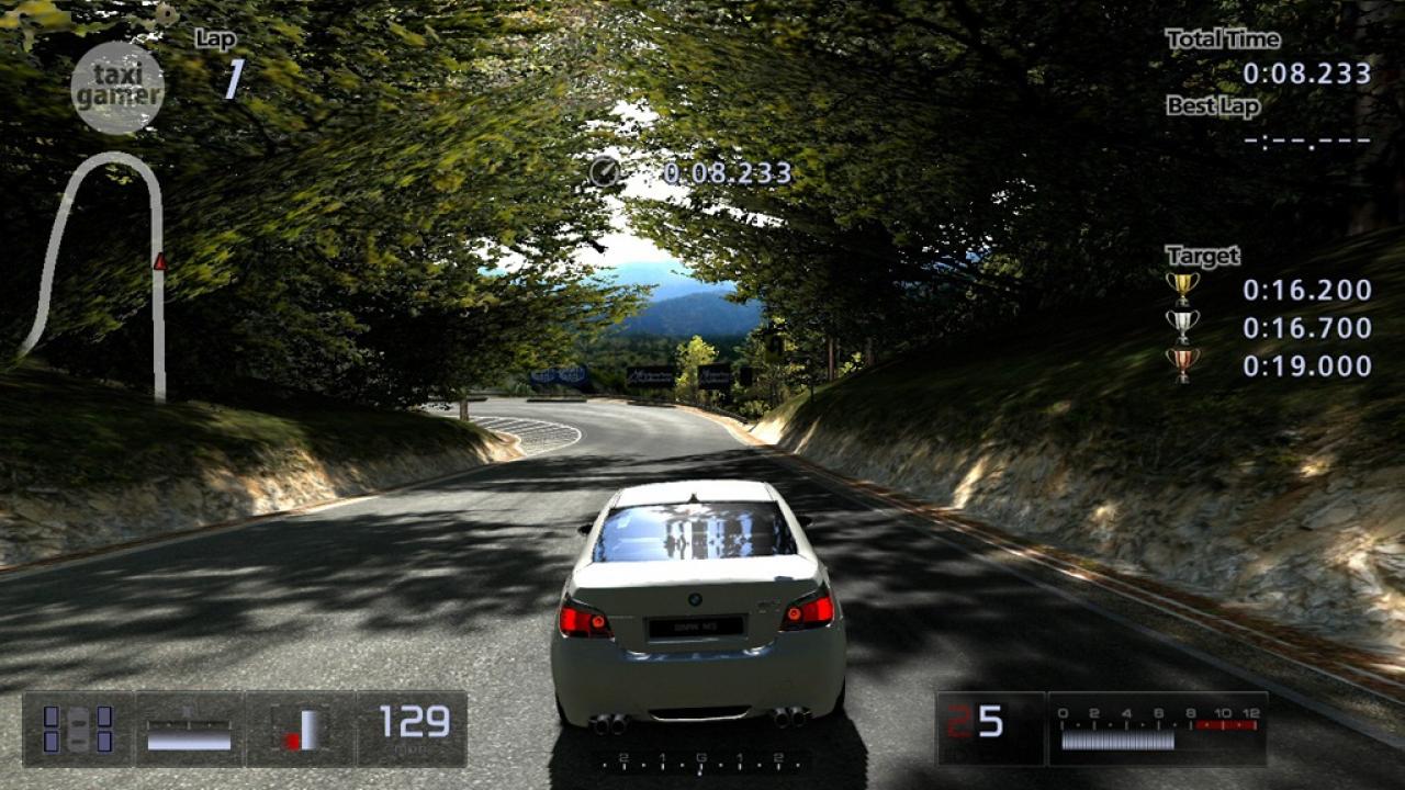 [30/11/2010] Gran Turismo 5 - Mit dem GT5 Spec 2.0-Update liefert Sony Cockpit-Ansichten für Standard-Autos sowie 11 neue NASCAR-Autos und neue Menüs warten auf GT5-Spieler. Die Fahrphysik in Gran Turismo 5 ist top. Forza 4 ist trotzdem dank des World Tour-Modus, der Optik und der Top Gear-Anbindung einen Tick besser.