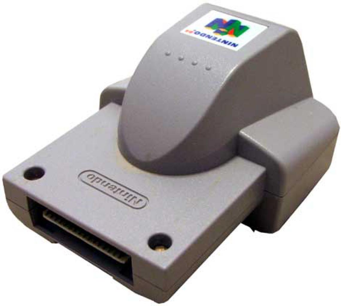 [05/11/2010] Rumble Pak: Das N64-Rumble-Pak sorgte für ein Vibrieren des Gamepads während beispielsweise die Spielfigur von Gegnern getroffen wird. Innerhalb der gleichen Konsolengeneration wurde das Vibrationswunder bereits zum Standard.
