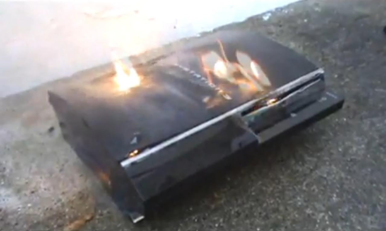 [03/11/2010] PlayStation 3 - Ein User zündet das Gehäuse seiner alten PS3 an