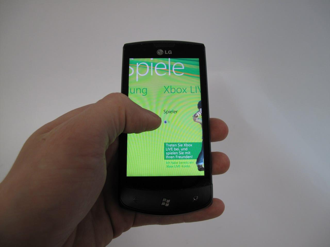 [16/12/2010] Spiele-Hotlines für Tipps anrufen - Regelmäßig schnellte die Telefonrechnung in die Höhe. Internet oder Smartphones (wie hier im Bild) gab es nämlich noch nicht. Und da unser Geld für die Spiele draufging, war nix mehr übrig für Spieleberater.