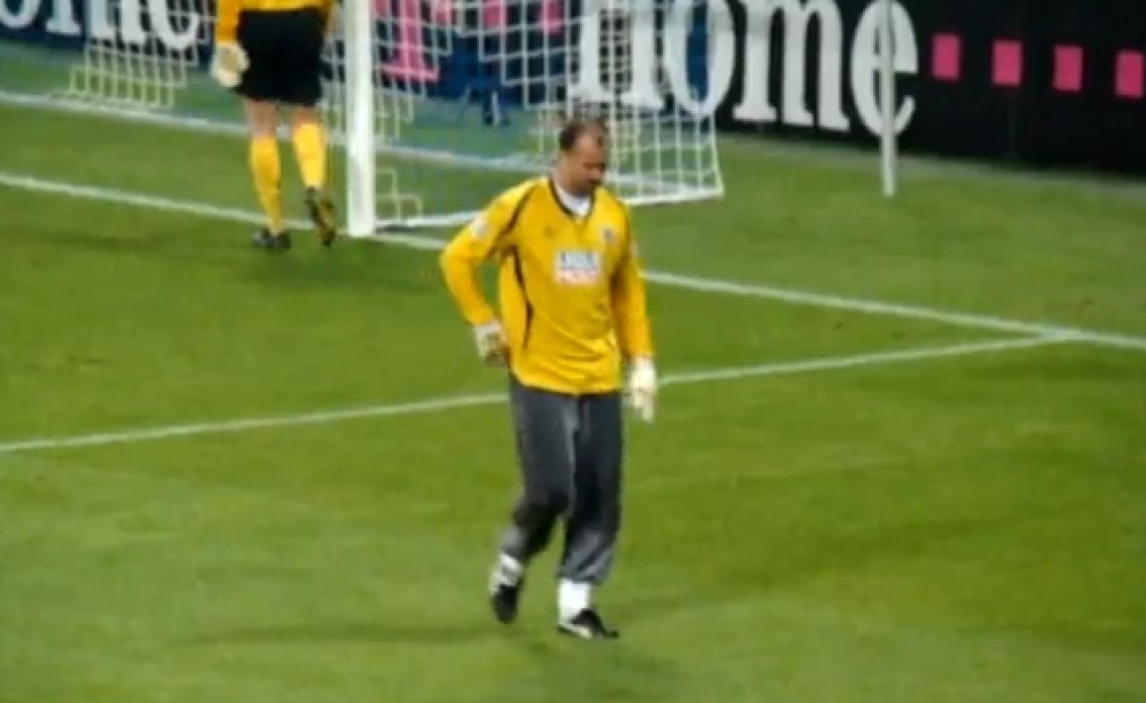 [21/01/2011] Gabor Kiraly - FIFA 11, 10, 9 ... - Gäbe es einen Jogginghosen-Präsidentenm, dann wäre das Gabor Kiraly vom TSV 1860 München. Seit Jahrhunderten trägt der exzellente Torhüter diese grauen Flatterhosen. Brillant und über jeden Modetrend erhaben.