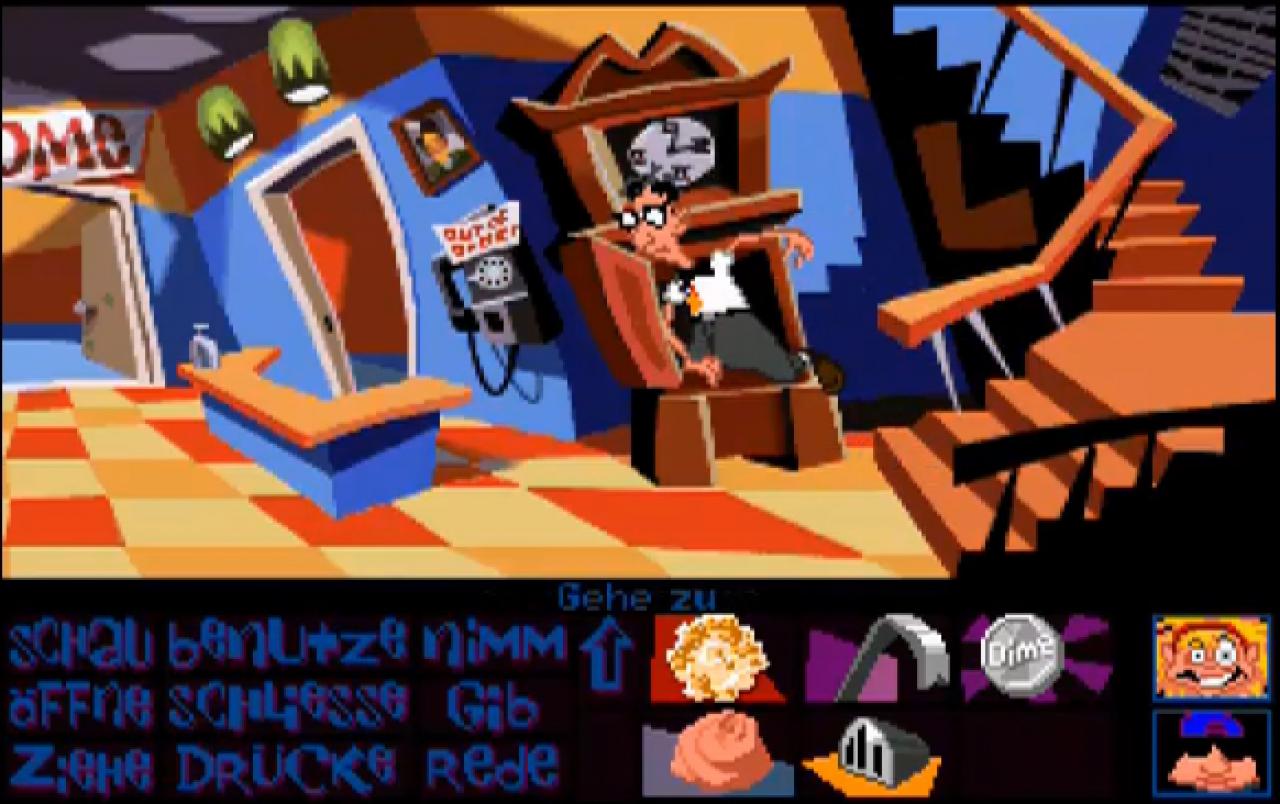 [13/01/2011] Day of the Tentacle - Plastikkotze - Mit der Plastikkotze mogelt ihr beim Schönheitswettbewerb. Das coolste Item aller PC-Adventures! Um die Plastikkotze zu bekommen, stoßt ihr die Soundanlage im oberen Zimmer um und schaltet sie ein.