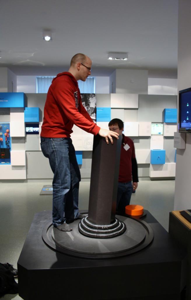 [01/02/2011] Unser Autor Patrick Neef mit dem Riesen-Joystick