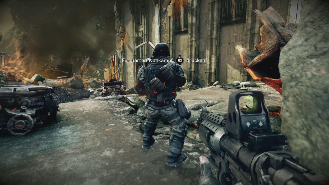 [21/02/2011] Zu Beginn folgt ihr Rico eine Straße entlang, bis ihr auf zwei Helghast trefft, tötet einen von ihnen durch einen Nahkampfangriff. Dazu bewegt euch einfach direkt hinter den Helghast und drückt R3. Danach setzt ihr euren Weg fort, bis ihr auf ISA-Soldaten trefft.