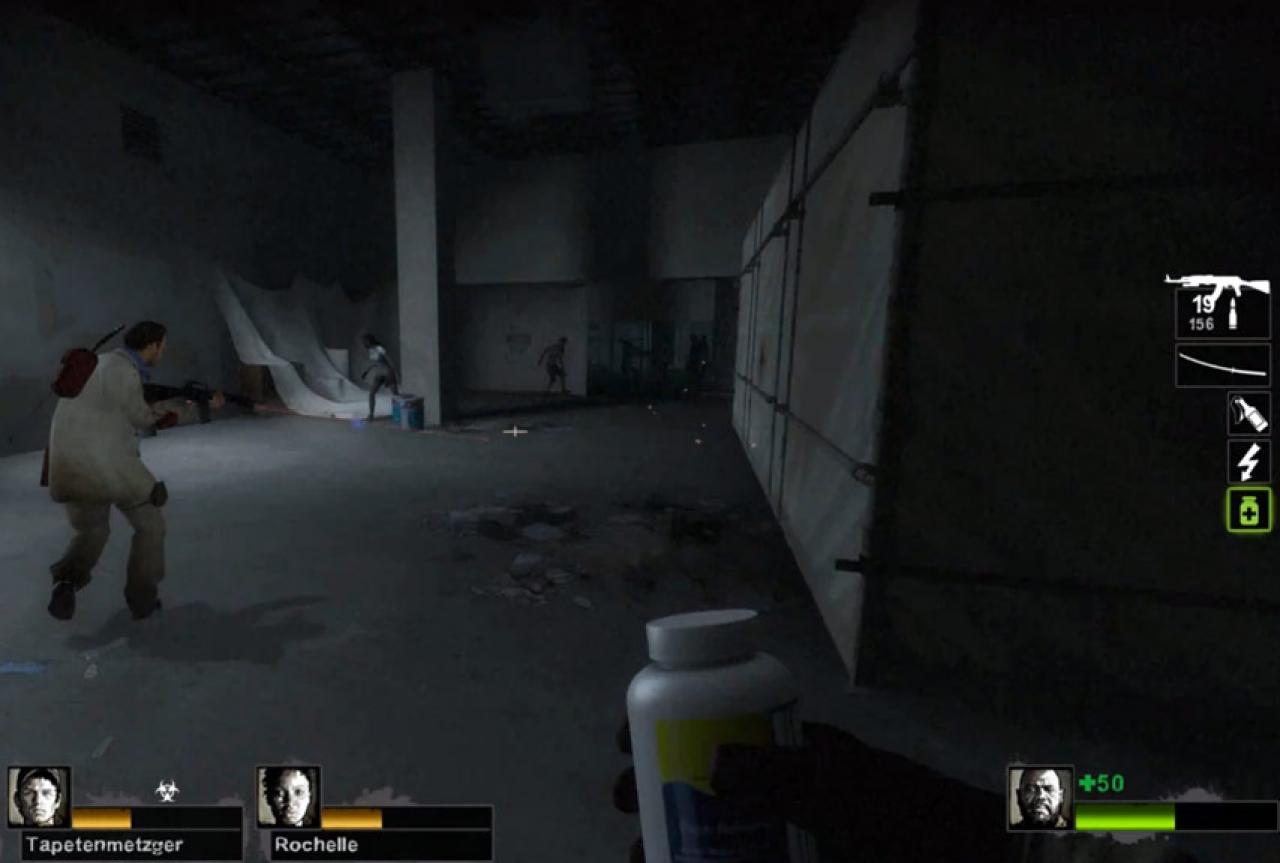 [08/03/2011] Left 4 Dead - Ohne medizinische Notausrüstung beißt das Team schnell ins Gras. Unverzichtbar sind dabei die Schmerztabletten, die man sich auch mitten im Kampfgetümmel einwerfen kann. Diese verschaffen einen kurzzeitigen Gesundheitsboost. 