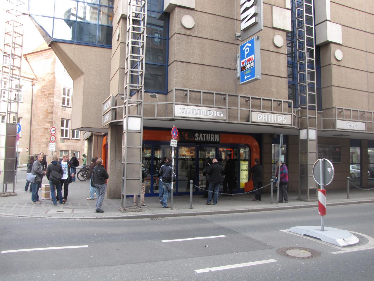 [25/03/2011] Nürnberg-Zentrum, 9.59 Uhr. In einer Minute öffnet die Saturn-Filiale ihre Pforten!