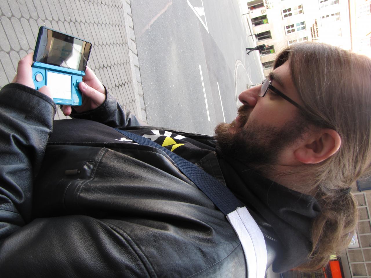 [25/03/2011] Den 3DS muss er als Nintendo-Fan natürlich haben!