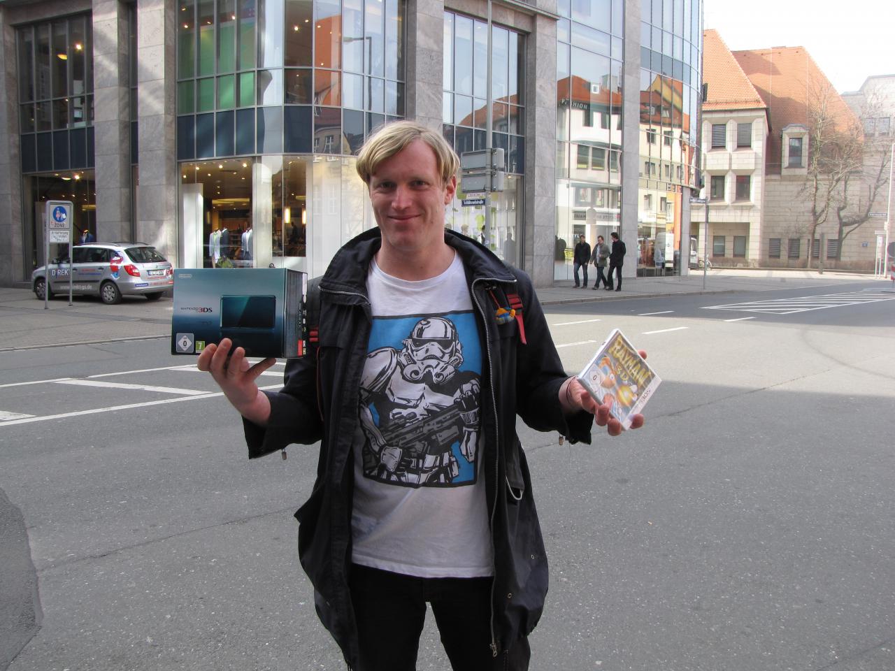 [25/03/2011] Er war bei Ladenöffnung der Saturn-Filiale um 10 Uhr einer der ersten Kunden.