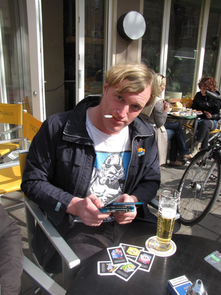[25/03/2011] Patrick Ruckdeschel hat den 3DS nach dem Kauf gleich mit seinem Kumpel Peter Wendl im Biergarten erprobt. 