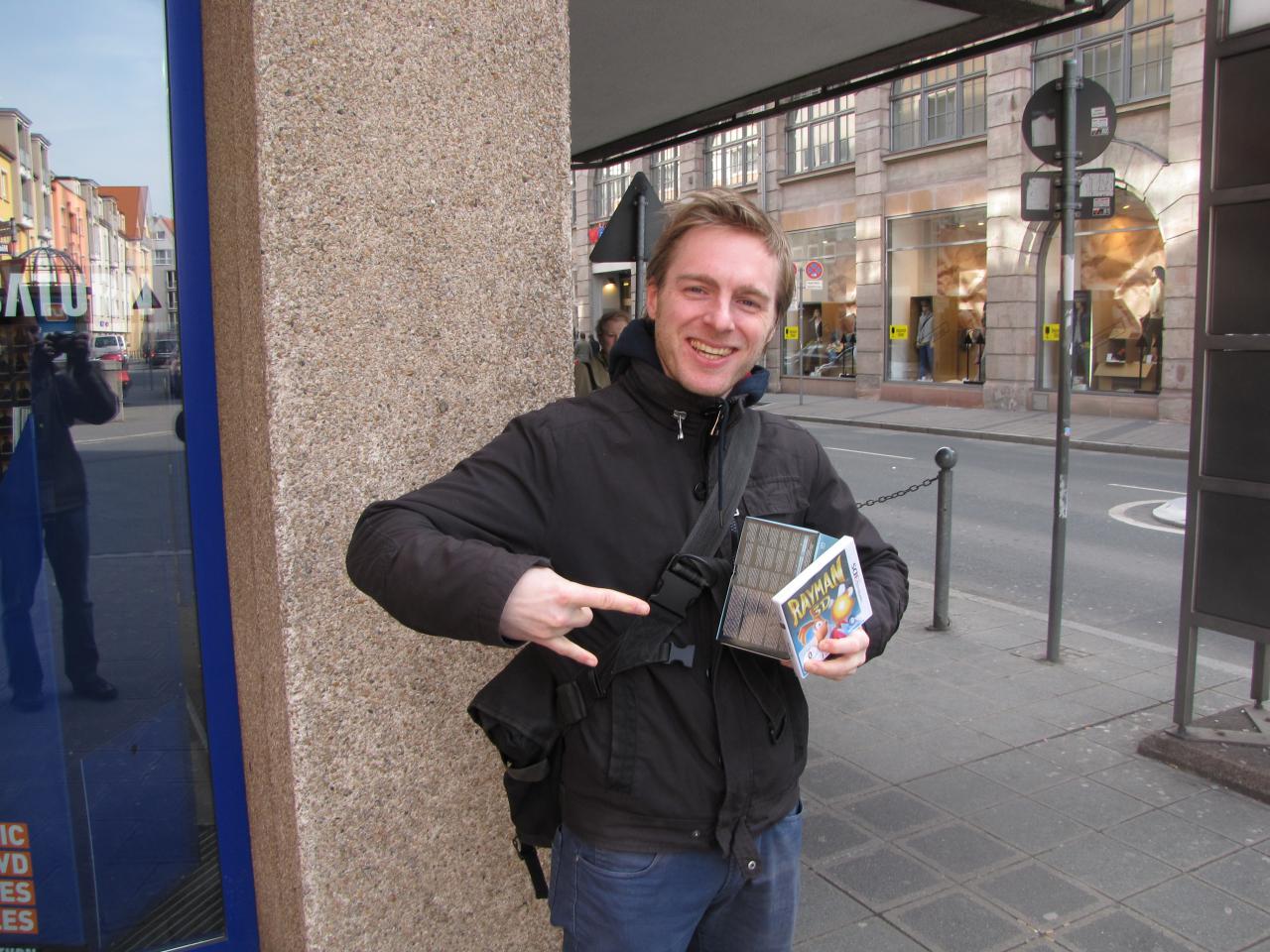 [25/03/2011] Peter Wendl mit dem Paket, bestehend aus 3DS-Konsole und Rayman 3D. Beides zusammen wurde für 249 Euro angeboten.
