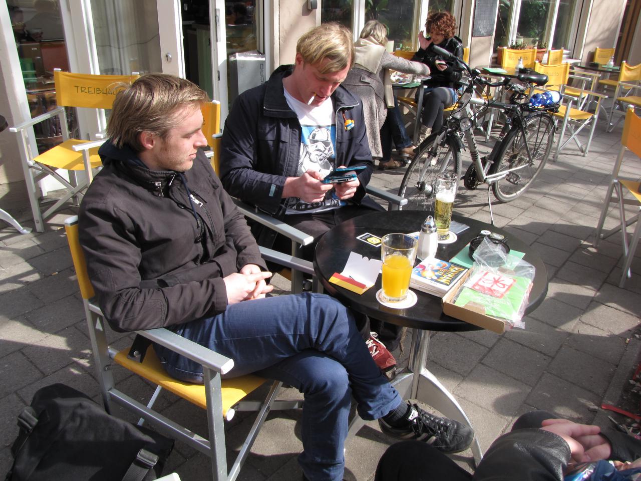 [25/03/2011] Im Biergarten wird fleißig gezockt.
