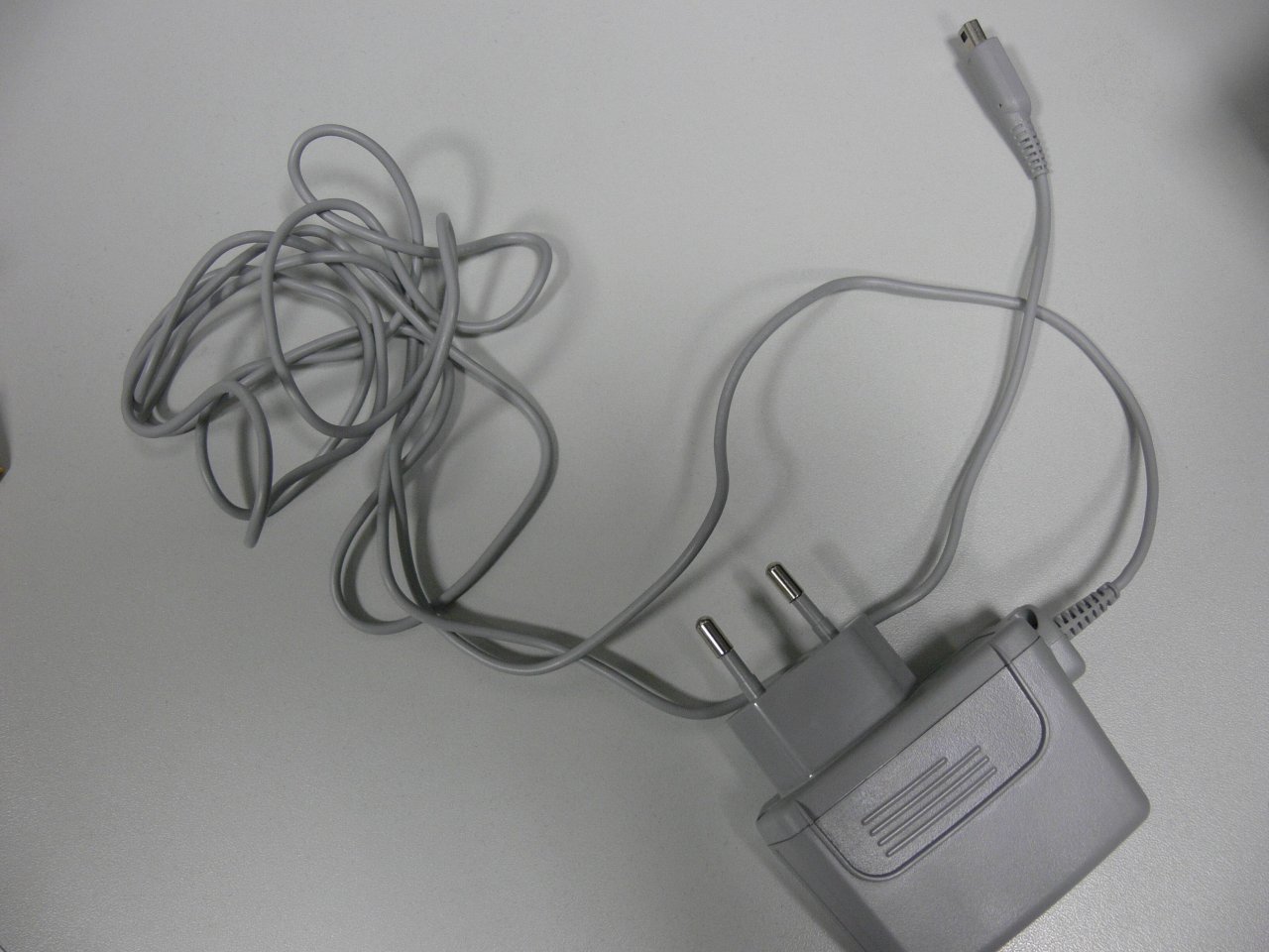[01/03/2011] Das 3DS-Netzteil ist identisch zum DSi-Stecker.