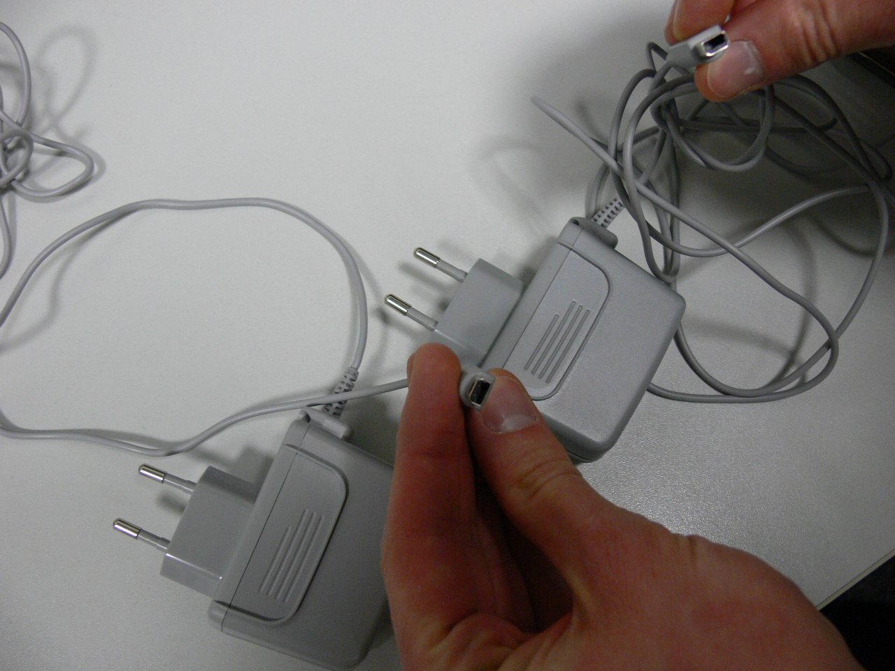 [01/03/2011] Hier vergleichen wir beide Stecker miteinander.