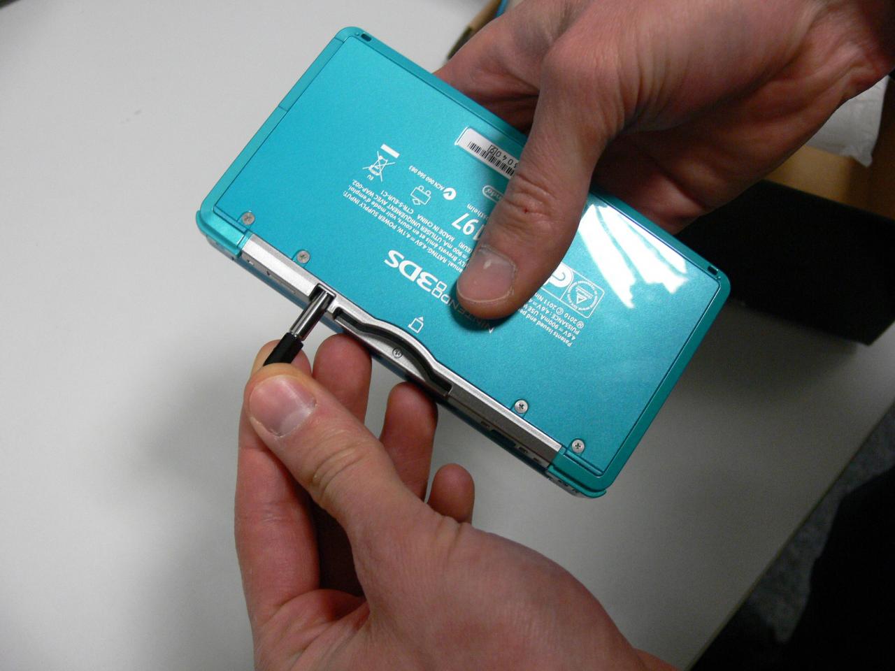 [01/03/2011] Hier ziehen wir gerade den Touchpen heraus.
