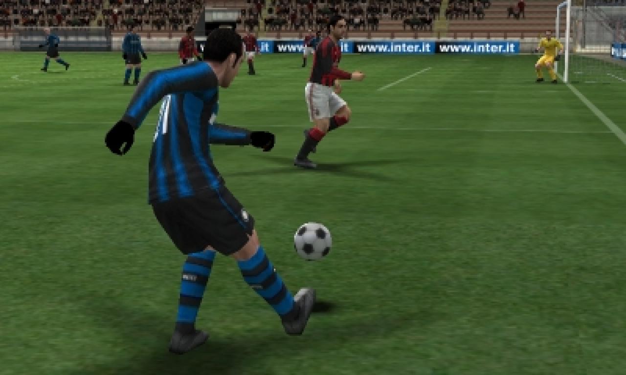 [24/03/2011] Bananenflanke: Das Handheld-PES steuert sich genauso gut wie die großen Konsolenbrüder.