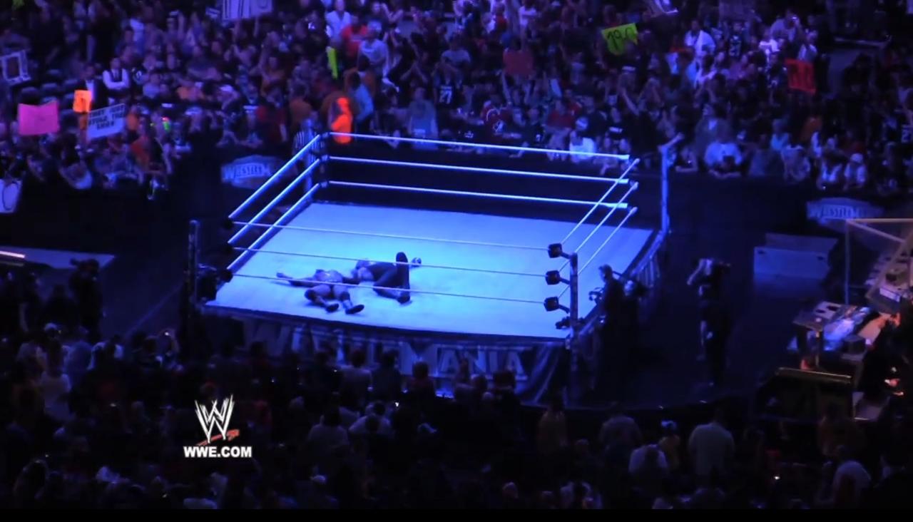 [05/04/2011] Wrestlemania 27: Das fantastische Match zwischen Undertaker und Triple H endete damit, das beide Männer völlig fertig im Ring lagen.
