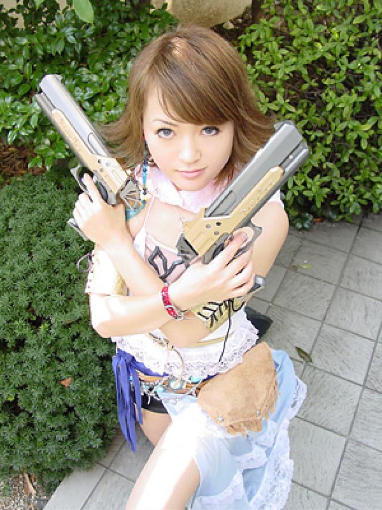 [03/05/2011] Yuna aus Final Fantasy X-2 - Die Charaktere in Square Enix' Rollenspielen geizen nicht mit weiblichen Kurven. Dieses Cosplay könnte authentischer kaum sein. Grandios!