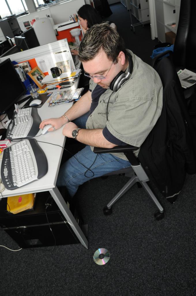 [14/06/2011] Keine Datenträger: In naher Zukunft, wenn selbst unsere Mobiltelefone Terabytes an Speicherplatz bieten, werden optische Datenträger endgültig irrelevant und - sofern es der Handel nicht durch Lobby-Arbeit verhindert - durch Downloads aus dem Netz ersetzt. In der Schrankwand könnte künftig gähnende Leere herrschen.