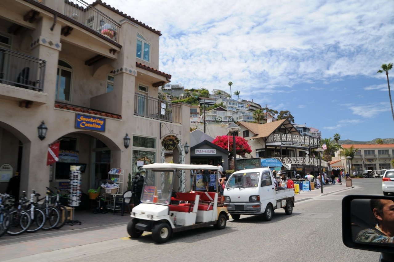 [06/06/2011] Golfwagen gehören zum normalen Stadtbild von Cataline Island.