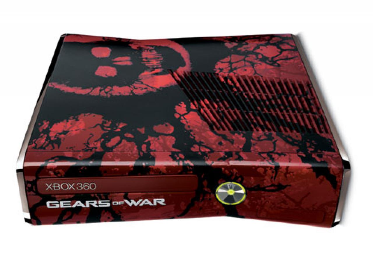 [07/07/2011] Xbox 360 im offiziellen Gears of War 3-Design. Beim Einschalten und Öffnen der Lade ertönen markante Gears of War-Sounds.