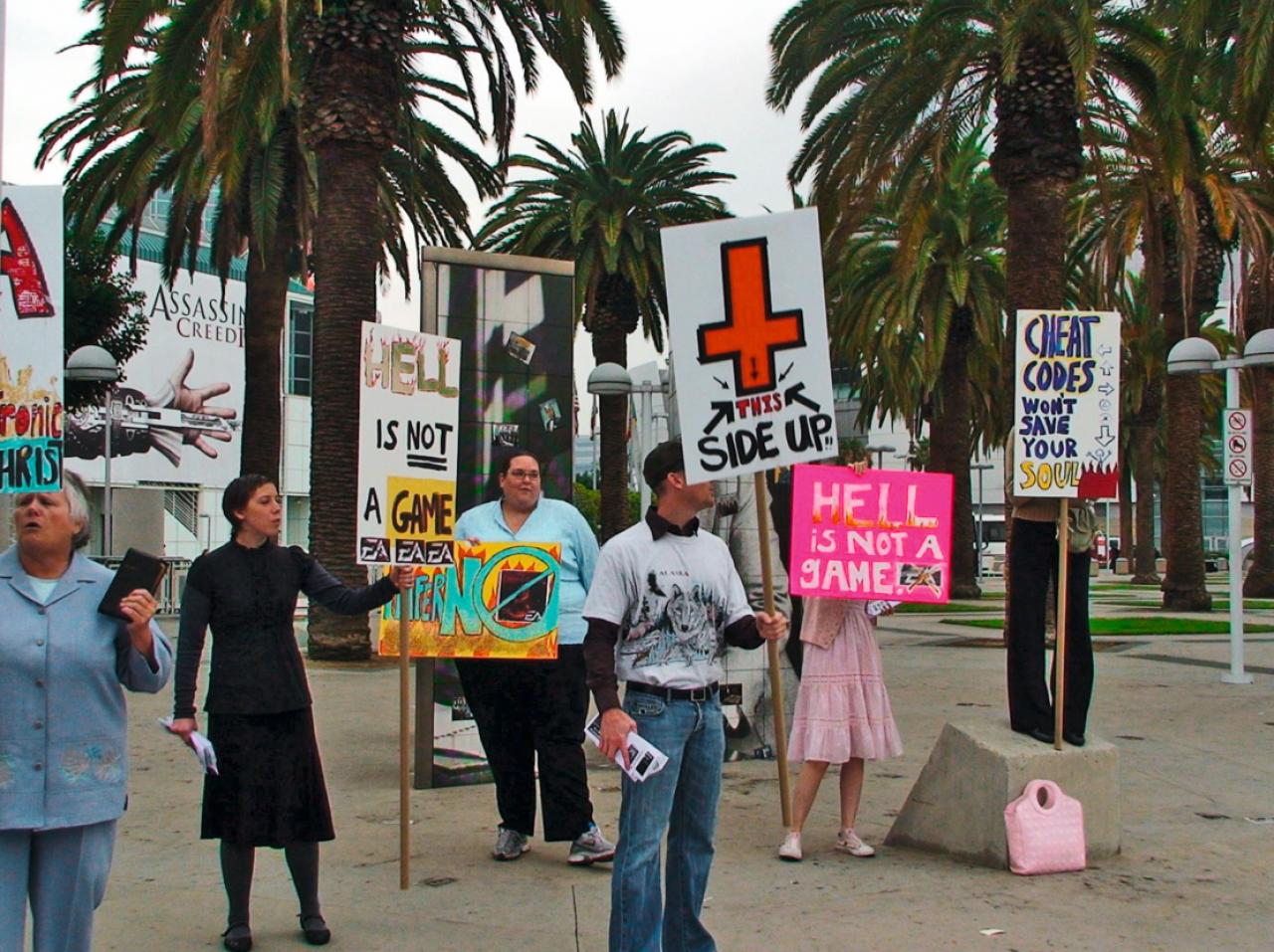 [23/08/2011] Dante's Inferno sorgte vor seiner Veröffentlichung für reichlich Wirbel. Vor der E3 2009 standen plötzlich Demonstranten, die gegen das Spiel protestierten. Später stellte sich heraus, dass Electronic Arts alles selbst inszeniert hatte. Ein Fake!