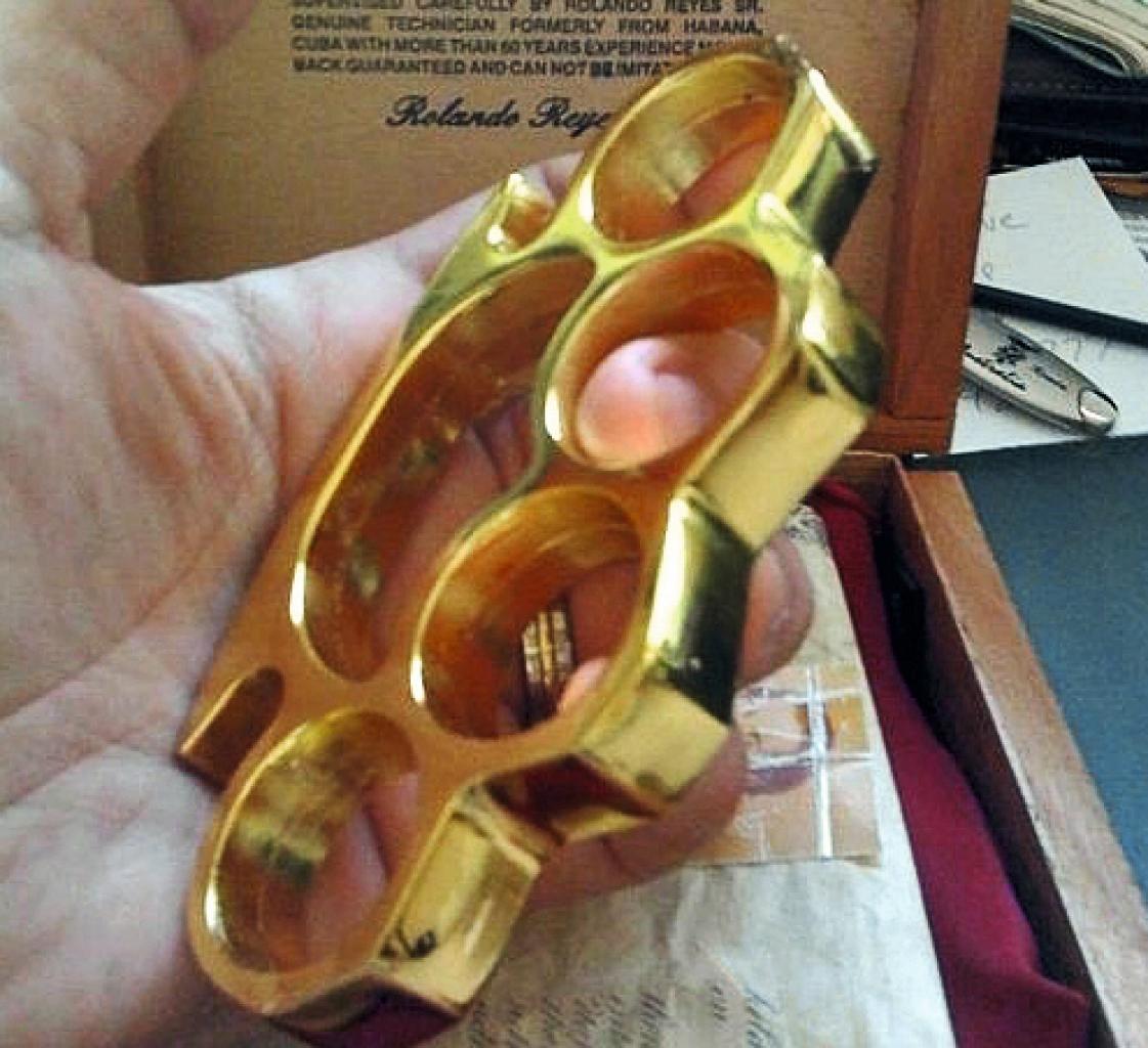 [23/08/2011] Immer wieder erhalten wir von den Herstellern tolles Merchandise und coole Presskits. EA vergriff sich jedoch bei den Beilagen zu Der Pate 2 für ein Presskit in den USA gehörig. Man legte nämlich einen Schlagring bei. Das ist eine coole Idee, aber leider sind die Dinger in manchen US-Bundesstaaten verboten. EA bat, die Schlagringe zurückzuschicken.
