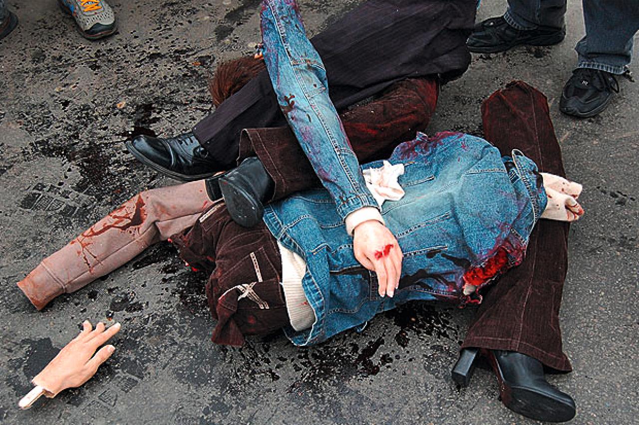 [23/08/2011] Um die Werbetrommel für Resident Evil 5 zu rühren, verteilte Capcom in London Fake-Leichenteile und machte daraus eine Schnitzeljagd. Eine gute Idee schaut anders aus. Noch immer wurden nicht alle Leichenteile wiedergefunden. Wo die wohl abgeblieben sind?
