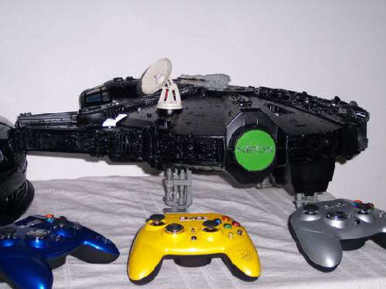 [31/08/2011] Eine Xbox im Millenium Falcon Design. 