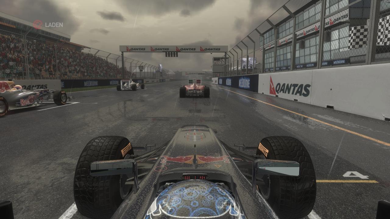 [21/09/2011] F1 2011 - Einziger Kritikpunkt: Das Drumherum von F1 2011 wirkt etwas steril. Die neuen Features KERS und DRS sind hingegen integriert. Ein Safety Car gibt es ebenfalls. Zudem komplettiert die Fahrphysik bei unterschiedlichen Wettereffekten den Formel 1-Fahrspaß.