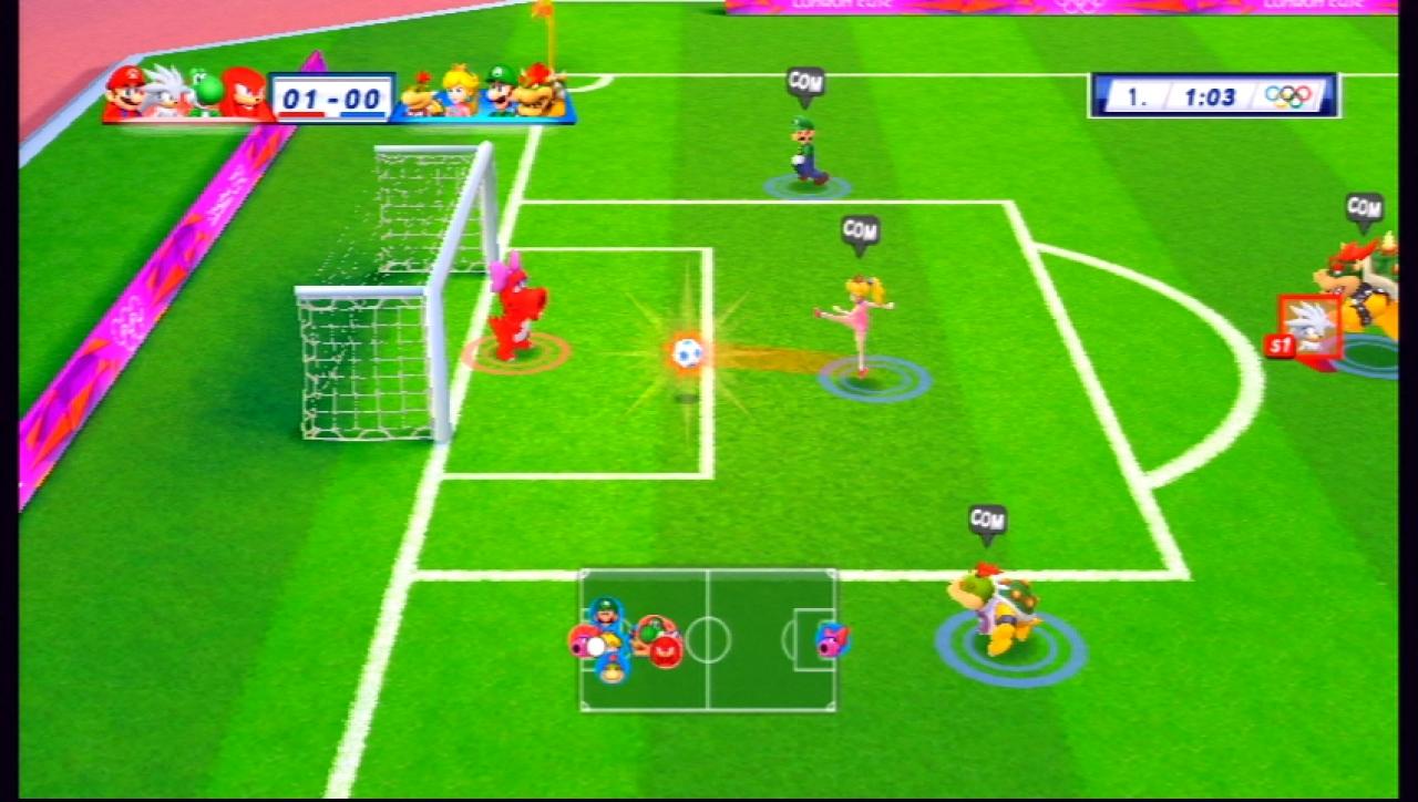 [18/11/2011] Beim Fußball haltet ihr die WIi-FB quer und spielt mit Buttons und Steuerkreuz. Das funktioniert so einfach, dass auch Nicht-Zocker schnell damit zurechtkommen.