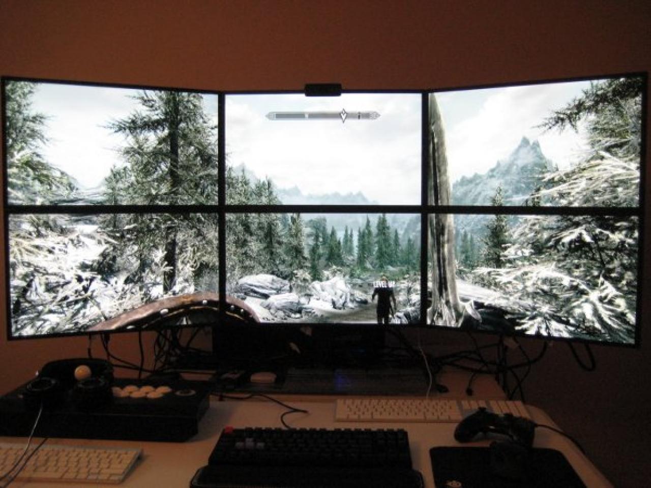 [10/11/2011] Großer Bildschirm: Die meisten PC-Monitore haben eine überschaubare Größe. Schließlich stehen sie meist im Arbeitszimmer. Die Fernseher im Wohnzimmer werden hingegen immer größer. Und je größer, desto besser!