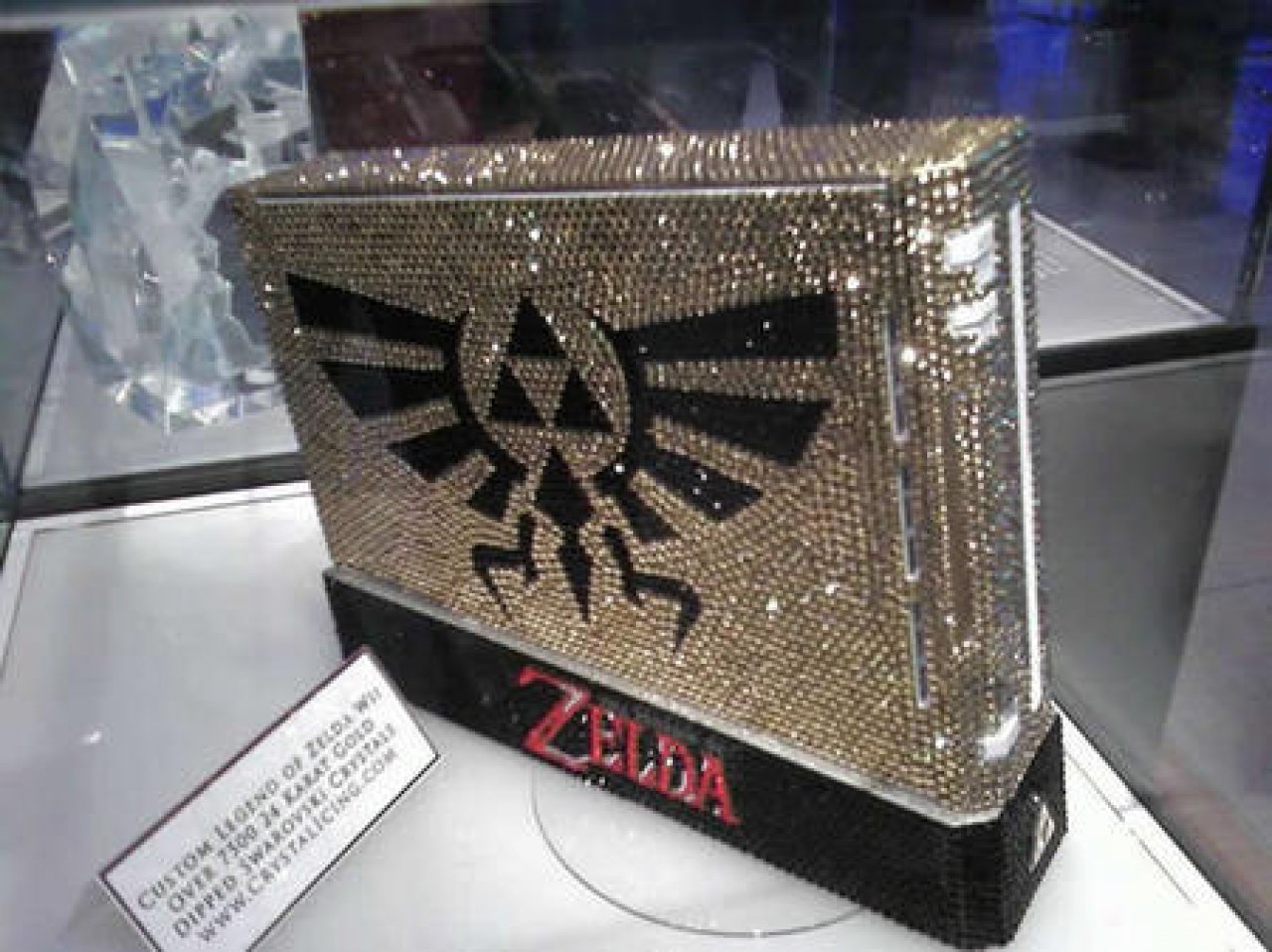 [11/11/2011] Auch die glitzernde Wii im Zelda-Stil gefällt uns. Das sind übrigens echte Swarovski-Steine, die ihr hier seht.