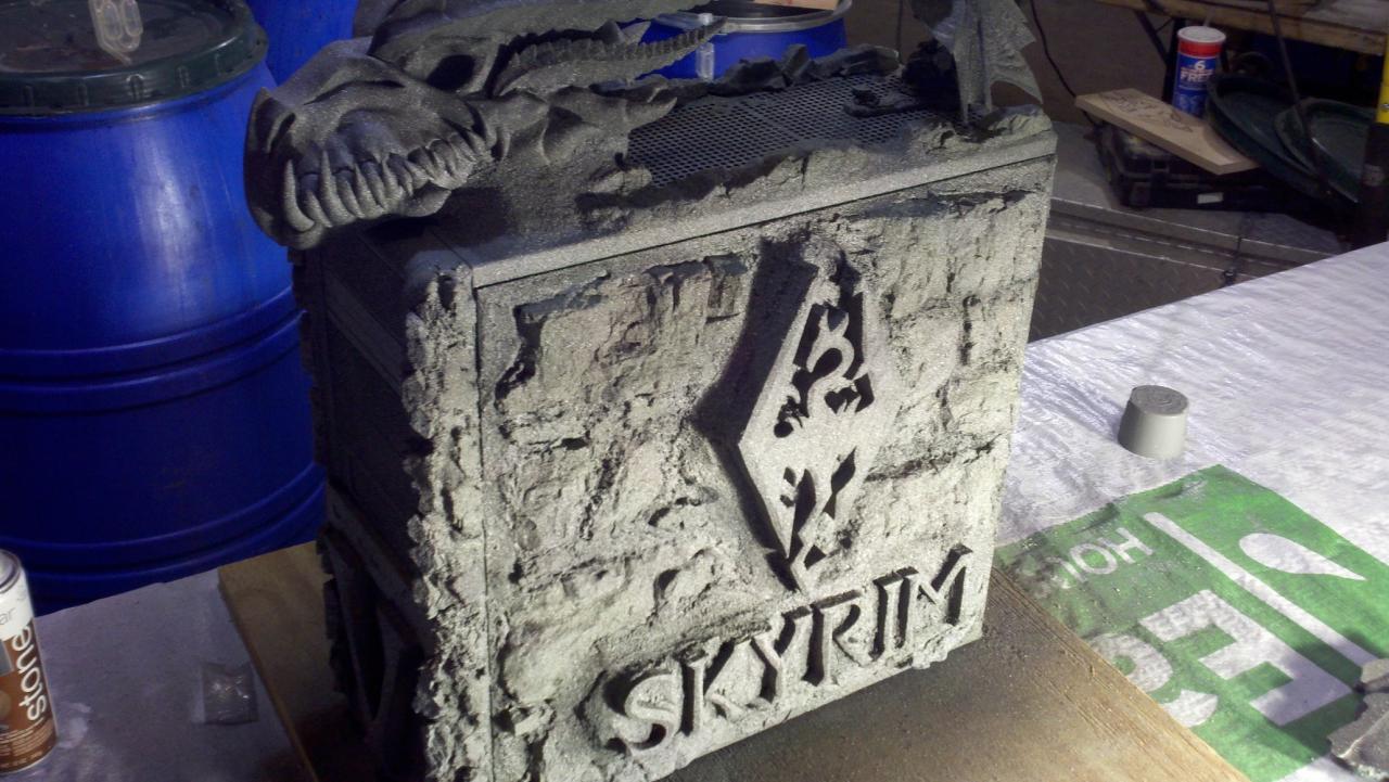 [11/11/2011] Ein PC-Casemod zeigt ein Skyrim-Design samt Drachenkopf.