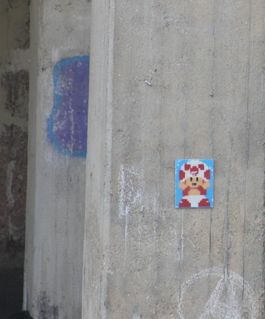 [25/09/2012] Super Mario auf dem Radweg des Leipziger Karl-Heine-Kanals (14)