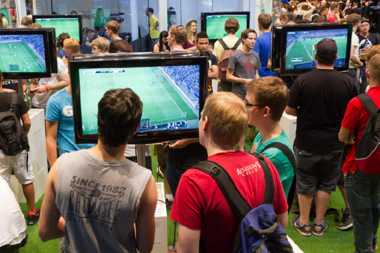[14/12/2012] Spiele in die Promo-Konsole im Kaufhaus einlegen lassen - Bei einem coolen Verkäufer durften wir die Spiele unserer Wahl sogar in die Probe-Konsolen NES oder SNES einlegen lassen. Dieses Bild stammt von der Gamescom und zeigt, wie es damals in Kaufhäuseren aussah.