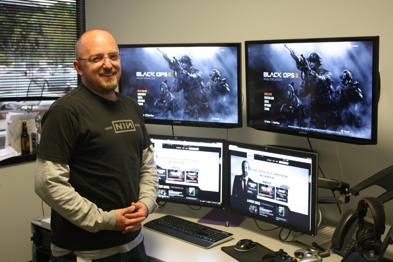 [28/01/2013] Call of Duty: Black Ops 2 Revolution - Darfs noch ein Monitor mehr sein? Wenn David Vanderhaar nicht an Call of Duty arbeitet, macht der BMW-Fan mit seinem M5 beziehungsweise seinem F800ST-Motorrad die Straßen unsicher.