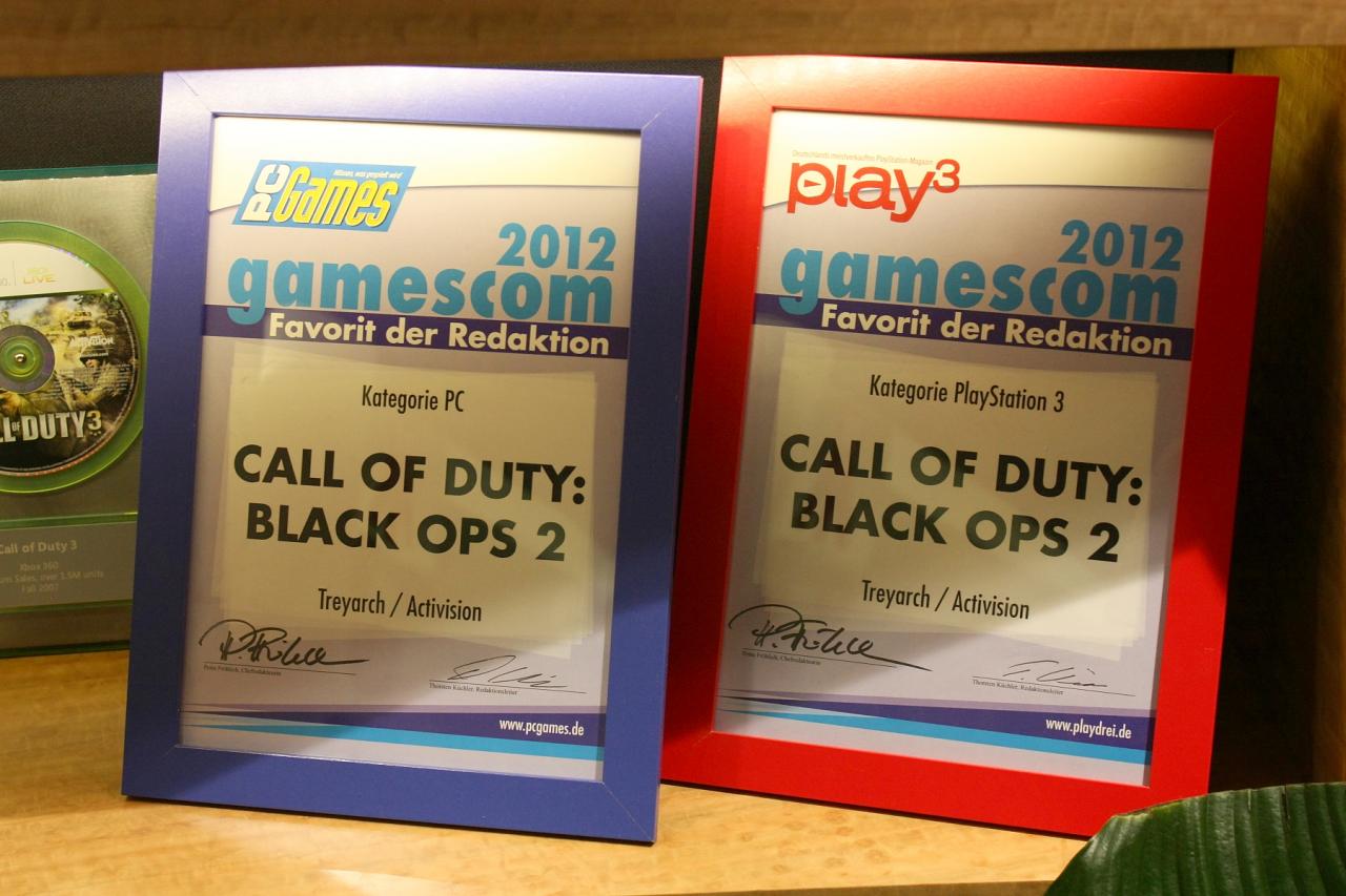 [28/01/2013] Call of Duty: Black Ops 2 Revolution Preview - Überraschung: Auch die Urkunden, die Call of Duty: Black Ops 2 auf der GamesCom 2012 von PC Games und der play3 erhielt, haben einen Ehrenplatz in der Lobby.