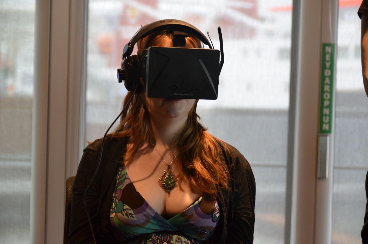 [03/05/2013] Eine Teilnehmerin probiert EVE VR mit Oculus Rift aus. 