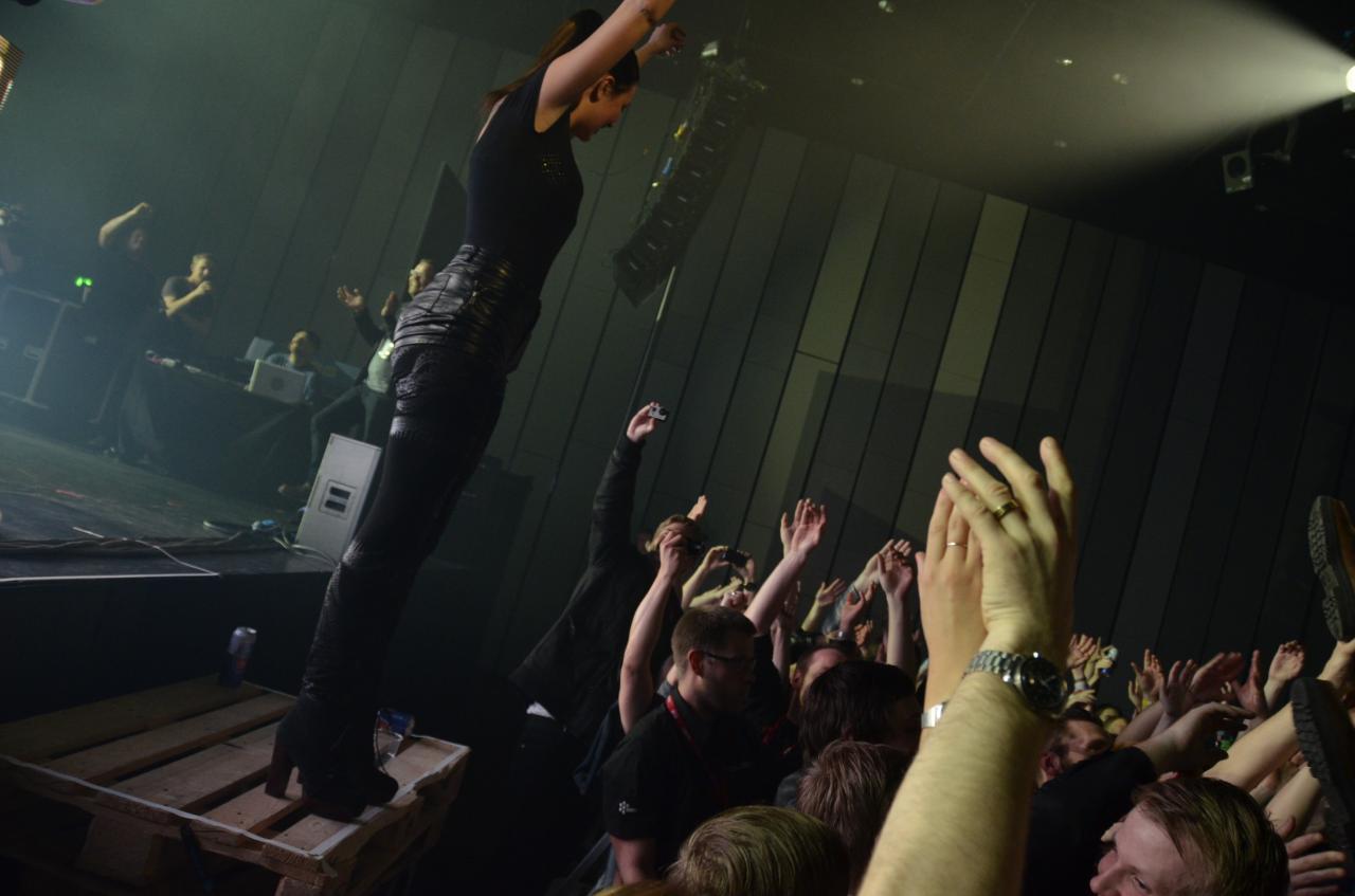 [03/05/2013] Jon Lander verlässt dieses Jahr das EVE-Team und fängt in einer neuen Mobile-Abteilung an. Zum Abschied gibt es einen Stagedive mit Dutzenden begeisterten Fans. Auch CEO Hilmar eilt herbei, um den beliebten Mitarbeiter zu tragen. (2)