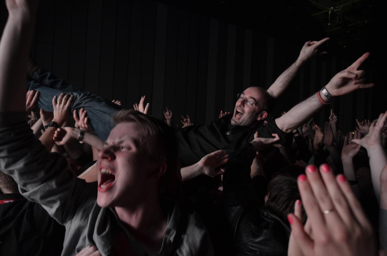 [03/05/2013] Jon Lander verlässt dieses Jahr das EVE-Team und fängt in einer neuen Mobile-Abteilung an. Zum Abschied gibt es einen Stagedive mit Dutzenden begeisterten Fans. Auch CEO Hilmar eilt herbei, um den beliebten Mitarbeiter zu tragen. (3)