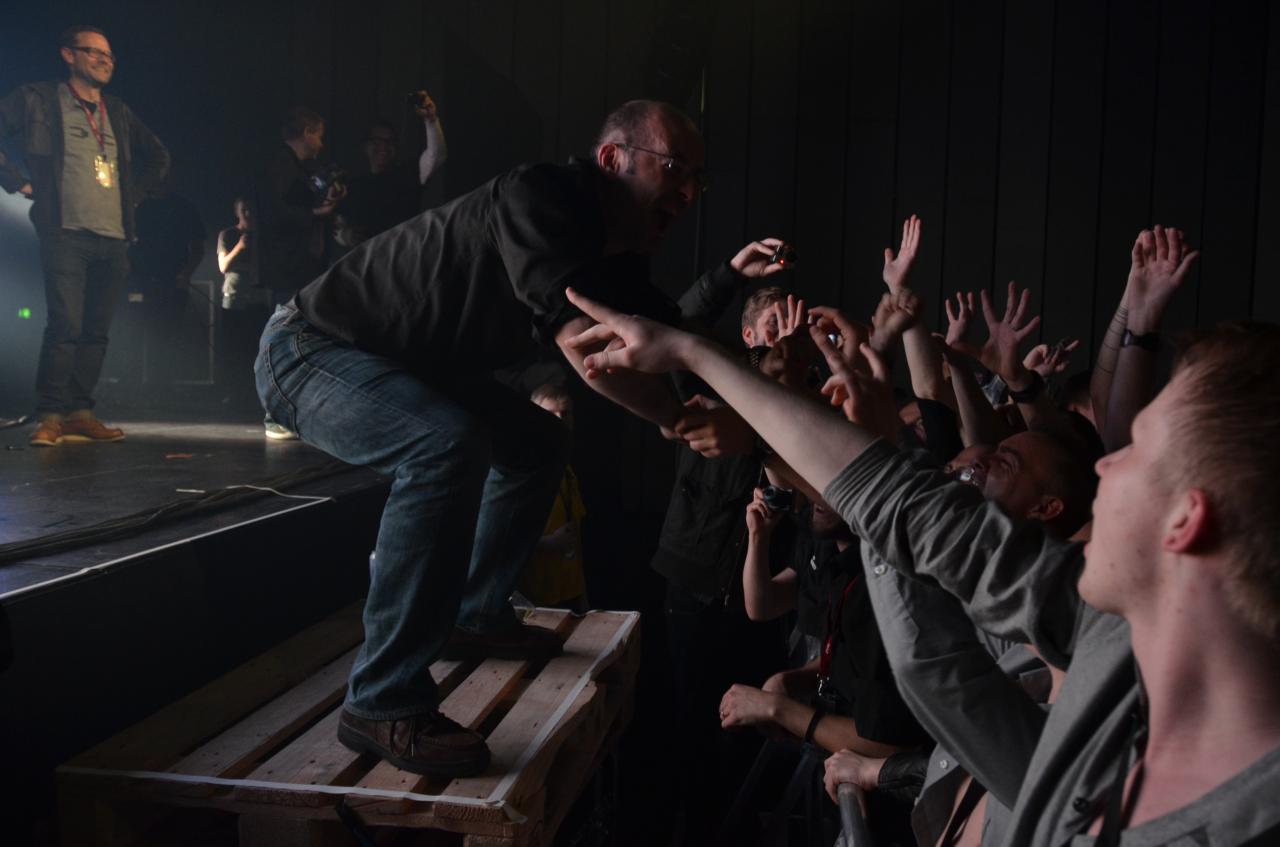 [03/05/2013] Jon Lander verlässt dieses Jahr das EVE-Team und fängt in einer neuen Mobile-Abteilung an. Zum Abschied gibt es einen Stagedive mit Dutzenden begeisterten Fans. Auch CEO Hilmar eilt herbei, um den beliebten Mitarbeiter zu tragen. (4)